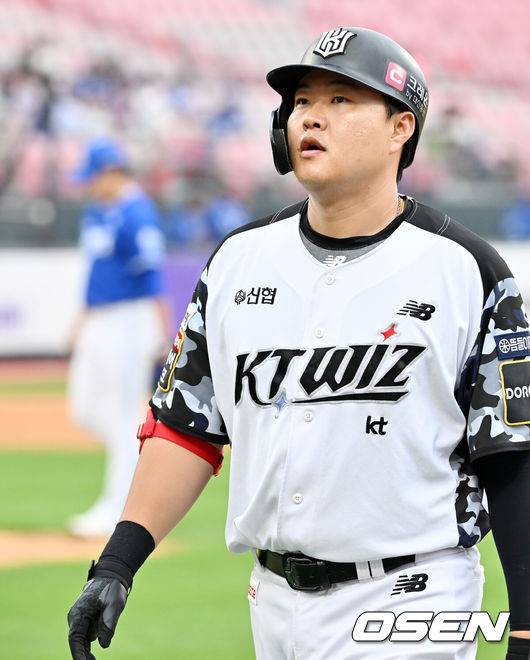 [OSEN=수원, 민경훈 기자] 30일 오후 수원 KT위즈파크에서 ‘2024 신한 SOL Bank KBO리그’ KT 위즈와 삼성 라이온즈의 더블헤더 1차전(DH1)이 열렸다.이날 홈팀 KT는 고영표, 원정팀 삼성은 원태인을 선발로 내세웠다.5회말 1사 KT 오재일이 우익수 플라이 아웃으로 물어나고 있다. 2024.06.30 / rumi@osen.co.kr