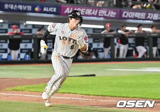 [OSEN=부산, 이석우 기자] 25일 부산 사직야구장에서 2025 신한 SOL 뱅크 KBO 리그 롯데 자이언츠와 KIA 타이거즈의 경기가 열렸다. 홈팀 롯데는 데이비슨이, 방문팀 KIA는 김건국이 선발 출전했다.롯데 자이언츠 한태양이 6회말 무사 1,2루 중견수 왼쪽 1타점 안타를 치고 진루하고 있다. 2025.07.25 / foto0307@osen.co.kr