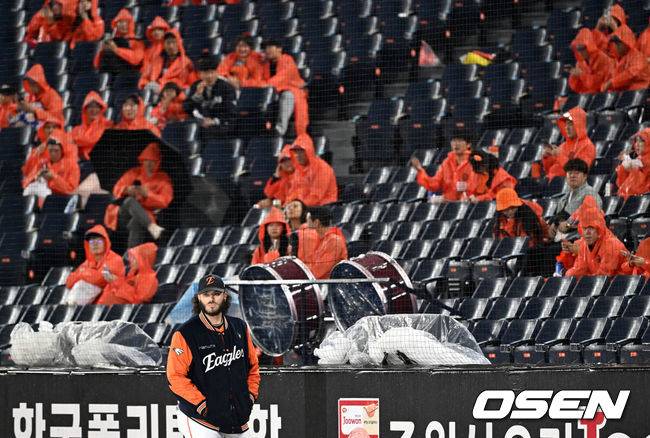 [OSEN=대전, 지형준 기자] 17일 오후 대전 한화생명볼파크에서 2025 신한 SOL Bank KBO리그 포스트시즌 플레이오프 1차전 한화 이글스와 삼성 라이온즈의 경기가 열렸다.한화는 폰세, 삼성은 가라비토를 선발 투수로 내세웠다.비가 내리는 가운데 폰세가 그라운드를 바라보고 있다. 2025.10.17 /jpnews@osen.co.k