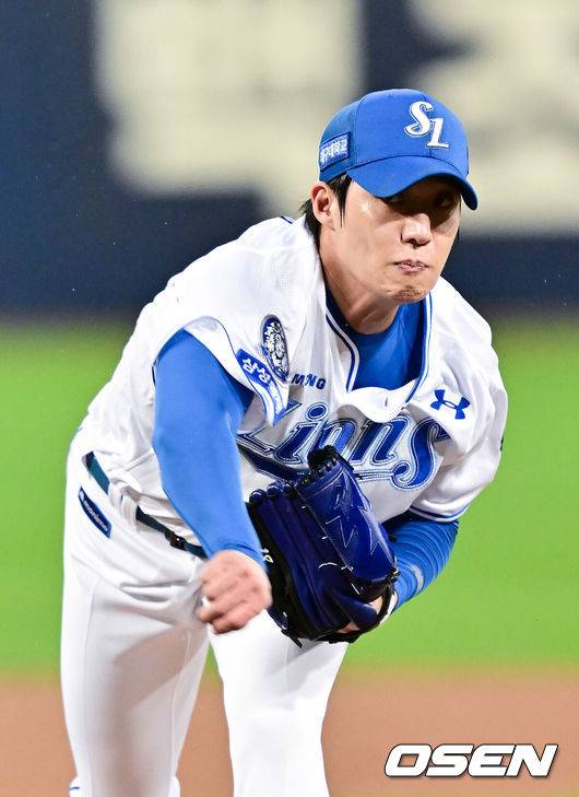 [OSEN=대구, 박준형 기자] 13일 대구 삼성라이온즈파크에서 ‘2025 신한 SOL뱅크 KBO리그’ 준플레이오프(5전 3선승제) 3차전 삼성 라이온즈와 SSG 랜더스의 경기가 열렸다삼성은 원태인, 방문팀 SSG은 드류 앤더슨을 선발로 내세웠다.1회초 삼성 선발투수 원태인이 역투하고 있다.   2025.10.13 / soul1014@osen.co.kr