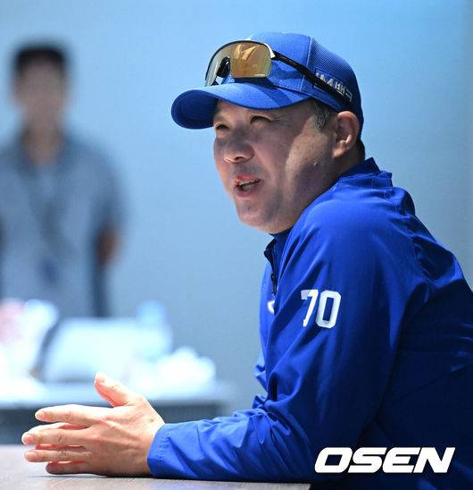 [OSEN=대전, 이대선 기자] 17일 오후 대전 한화생명볼파크에서 2025 신한 SOL Bank KBO리그 포스트시즌 플레이오프 1차전 한화 이글스와 삼성 라이온즈의 경기가 열렸다.한화는 폰세, 삼성은 가라비토를 선발 투수로 내세웠다.경기에 앞서 삼성 박진만 감독이 인터뷰를 하고 있다. 2025.10.17 /sunday@osen.co.k