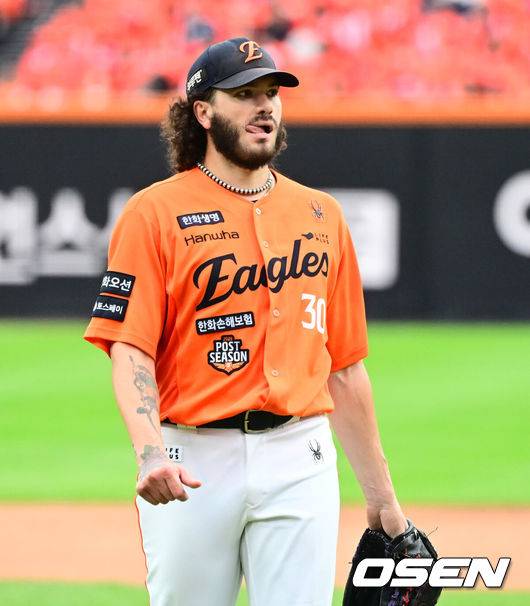 [OSEN=대전, 지형준 기자] 18일 오후 대전 한화생명볼파크에서 2025 신한 SOL Bank KBO리그 포스트시즌 플레이오프 1차전 한화 이글스와 삼성 라이온즈의 경기가 열렸다.한화는 폰세, 삼성은 가라비토를 선발 투수로 내세웠다.4회초 무사에서 한화 폰세가 삼성 김태훈에 역전 솔로포를 허용하고 있다. 2025.10.18 /jpnews@osen.co.kr