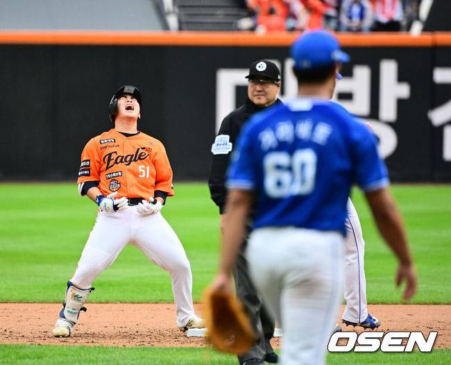 [OSEN=대전, 지형준 기자] 18일 오후 대전 한화생명볼파크에서 2025 신한 SOL Bank KBO리그 포스트시즌 플레이오프 1차전 한화 이글스와 삼성 라이온즈의 경기가 열렸다.한화는 폰세, 삼성은 가라비토를 선발 투수로 내세웠다.2회말 2사 만루에서 한화 문현빈이 몬스터월 직격 싹쓸이 3타점 적시 2루타를 날리며 포효하고 있다. 2025.10.18 /jpnews@osen.co.kr