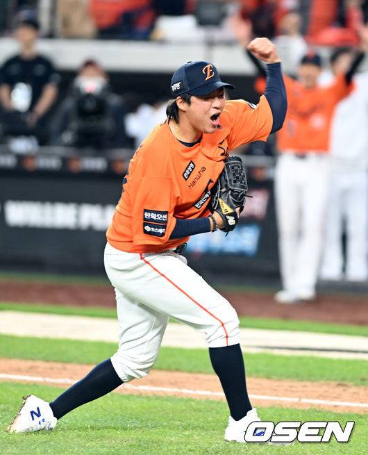 [OSEN=대전, 손용호 기자] 18일 오후 대전 한화생명볼파크에서 2025 신한 SOL Bank KBO리그 포스트시즌 플레이오프 1차전 한화 이글스와 삼성 라이온즈의 경기가 치열한 타격전 끝에 한화가 9-8로 승리했다.9회초 김범수가 삼성 김성윤을 플라이로 처리 승리를 지킨뒤 기뻐하고 있다. 2025.10.18 /spjj@osen.co.kr