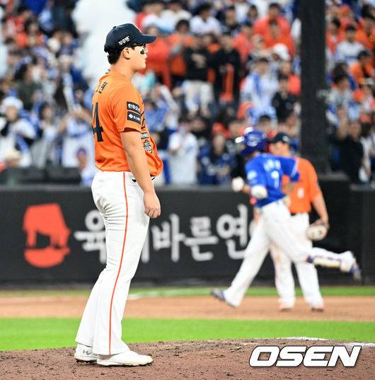 [OSEN=대전, 이대선 기자] 18일 오후 대전 한화생명볼파크에서 2025 신한 SOL Bank KBO리그 포스트시즌 플레이오프 1차전 한화 이글스와 삼성 라이온즈의 경기가 열렸다.한화는 폰세, 삼성은 가라비토를 선발 투수로 내세웠다.9회초 무사에서 한화 김서현이 삼성 이재현에게 우월 솔로홈런을 허용하고 아쉬워하고 있다. 2025.10.18 /sunday@osen.co.kr