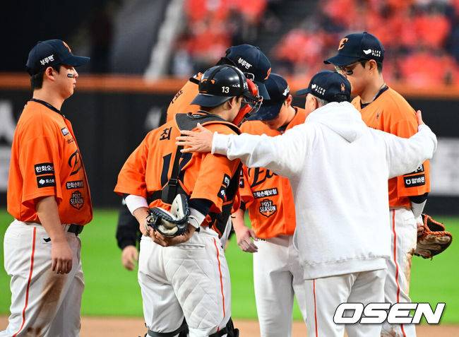 [OSEN=대전, 지형준 기자] 18일 오후 대전 한화생명볼파크에서 2025 신한 SOL Bank KBO리그 포스트시즌 플레이오프 1차전 한화 이글스와 삼성 라이온즈의 경기가 열렸다.한화는 폰세, 삼성은 가라비토를 선발 투수로 내세웠다.9회초 무사에서 한화 김서현이 삼성 이재현에 솔로포를 허용하자 김경문 감독이 마운드에 올라 선수들을 격려하고 있다. 2025.10.18 /jpnews@osen.co.kr