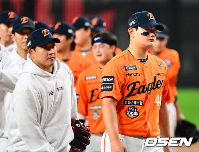 [OSEN=대전, 지형준 기자] 프로야구 한화 이글스가 첫 판을 승리하고, 한국시리즈 진출 확률 76.5%를 잡았다.&nbsp;한화는&nbsp;18일 대전 한화생명볼파크에서 열린 2025 KBO리그 플레이오프(5전 3선승제) 1차전 삼성 라이온즈와 경기에서 9-8&nbsp;재역전 승리를 거뒀다.&nbsp;예상과 달리 난타전이었고, 한화는 15안타를 몰아쳤다.&nbsp;선발 폰세는 6이닝 7피안타(1피홈런) 1볼넷 8탈삼진 6실점(5자책)으로 부진했으나 승리 투수가 됐다. 문동주가 7회 구원투수로 등판해 2이닝 1피안타 4탈삼진 무실점으로 잘 던졌다. 마무리 김서현은 9회 등판해 홈런 등 2점을 허용하고 교체됐다. 김범수가 세이브를 기록했다.&nbsp;경기를 마치고 한화 김서현이 승리 인사를 하고 있다. 2025.10.18 /jpnews@osen.co.kr