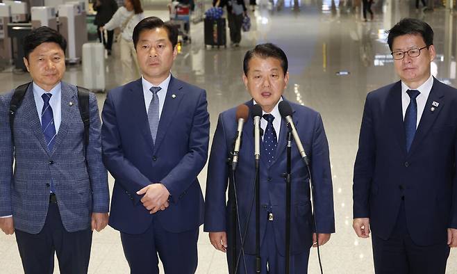 더불어민주당 김병주 최고위원(오른쪽 두번째)을 단장으로 한 재외국민 안전대책단이 한국인 납치, 구금 사태에 대응하기 위해 지난 15일 인천국제공항을 통해 캄보디아로 출국하기에 앞서 발언을 하고 있다. 연합뉴스