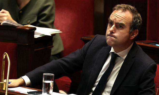 지난 14일(현지시간) 세바스티앙&nbsp;르코르뉘 프랑스 총리가 여소야대의 하원 본회의장에 출석해 정부를 비판하는 의원들의 발언을 들으며 심각한 표정을 짓고 있다. 이틀 뒤인 16일 하원은&nbsp;르코르뉘를 상대로 불신임 투표를 실시했으나 가까스로 부결됐다. AFP연합뉴스