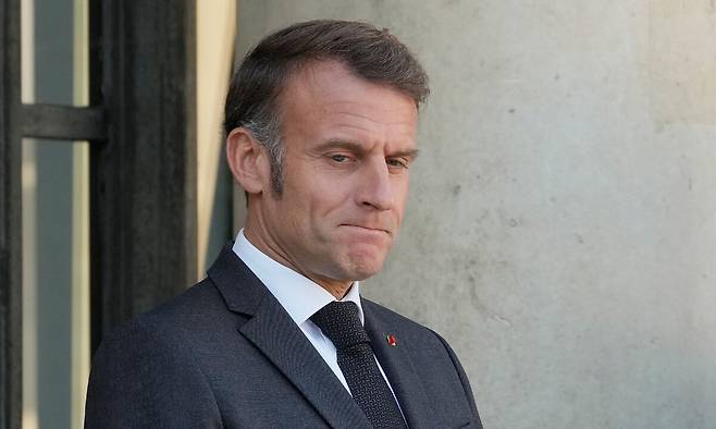 에마뉘엘 마크롱 프랑스 대통령이 17일(현지시간) 엘리제궁 앞에서 우르줄라 폰데어라이엔 유럽연합(EU) 집행위원장 방문을 기다리는 도중 착잡한 표정을 짓고 있다. 이날 국제 신용 평가사 S&P는 프랑스&nbsp;국가 신용 등급을 기존 AA-에서 A+로 한 단계 낮췄다. AP연합뉴스