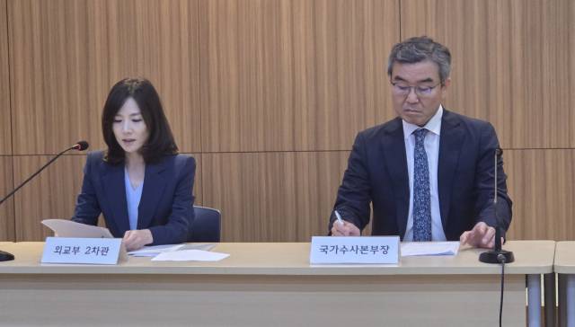 17일(현지시간) 오후 주캄보디아 한국대사관에서 정부합동대응팀을 이끄는 김진아(왼쪽) 외교부 2차관과 박성주 국가수사본부장이 언론 브리핑을 하고 있다.연합뉴스