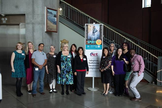 &nbsp;제넷(입간판 왼쪽)과 재닌(오른쪽) 밴스 자매는 지역 및 전 세계 가족들을 입양 인신매매로부터 보호하려는 노력의 일환으로, 네덜란드에 등록된 NGO인 Against Child Trafficking(ACT)와 함께 지난 2022년 6월 최초의 입양 인신매매 인식 심포지엄을 기획하고 조직했다. 미국 워싱턴주에서 열린 이 심포지엄에서는 ACT의 아룬 돌레(Arun Dohle) 대표가 아동 인신매매와 해외 입양의 교차점에 대해 강연하기도 했다.&nbsp;ⓒ밴스 자매 제공