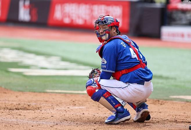 ▲ 삼성 라이온즈 포수 강민호가 정규시즌 경기 중 벤치의 사인을 보고 있다. ⓒ삼성 라이온즈