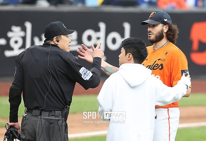 ▲ 한화 코디 폰세와 박기택 심판위원 ⓒ곽혜미 기자