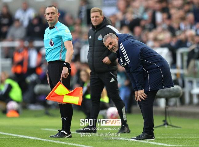 ▲ 포스테코글루는 그리스 동포인 마리나키스 구단주와의 대화도 예고했다. "곧 구단주와 만날 예정"이라고 운을 뗀 포스테코글루 감독은 "지금까지의 과정을 돌아보고 앞으로 필요한 부분을 논의하겠다. 3주 반 만에 날 평가하겠다면 받아들일 수밖에 없다"라고 경질을 받아들이는 뉘앙스였다.