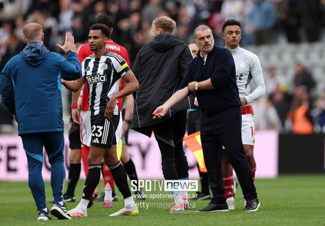 ▲ 포스테코글루는 그리스 동포인 마리나키스 구단주와의 대화도 예고했다. "곧 구단주와 만날 예정"이라고 운을 뗀 포스테코글루 감독은 "지금까지의 과정을 돌아보고 앞으로 필요한 부분을 논의하겠다. 3주 반 만에 날 평가하겠다면 받아들일 수밖에 없다"라고 경질을 받아들이는 뉘앙스였다.