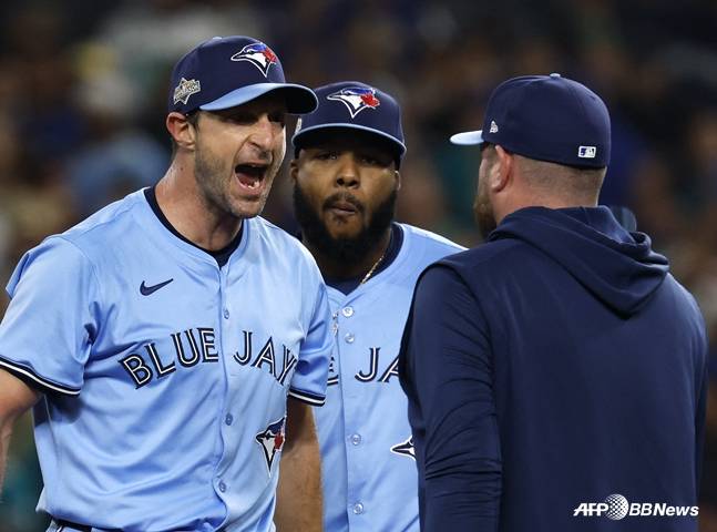 슈어저(왼쪽)가 존 슈나이더 감독(오른쪽)에게 소리치고 있다. /AFPBBNews=뉴스1