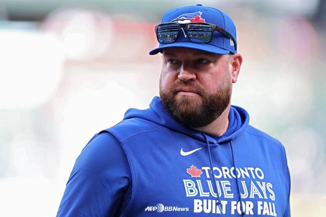 훈련을 지켜보는 토론토 존 슈나이더 감독. /AFPBBNews=뉴스1