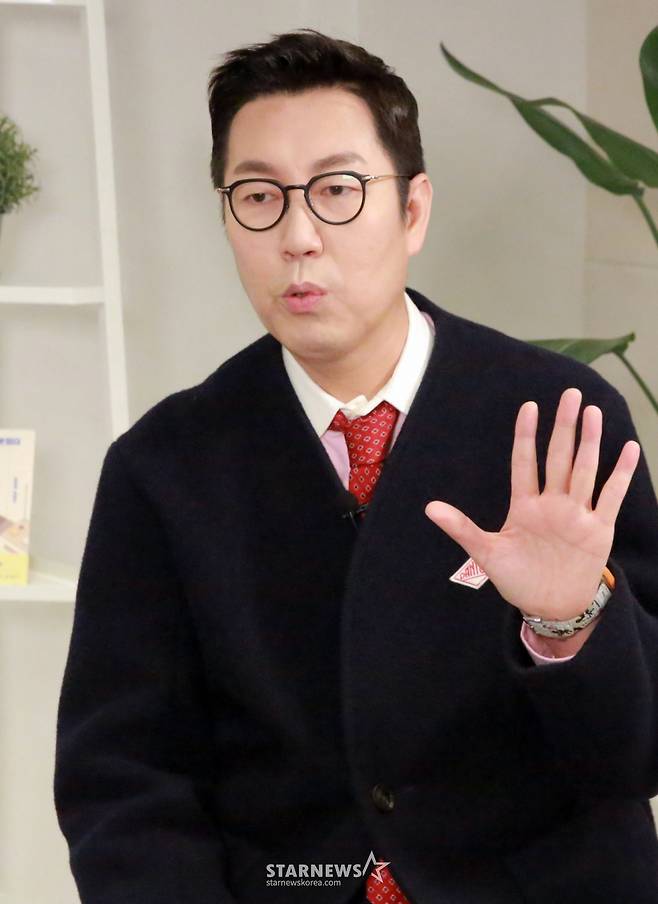 개그맨 김영철이 2일 오후 비대면으로 진행된 '울다가 웃었다' 출간 기념 기자간담회에 참석해 포즈를 취하고 있다. 2022.03.02 <사진=김영사>
