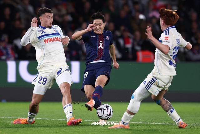 경기에 집중하는 이강인(가운데). /AFPBBNews=뉴스1