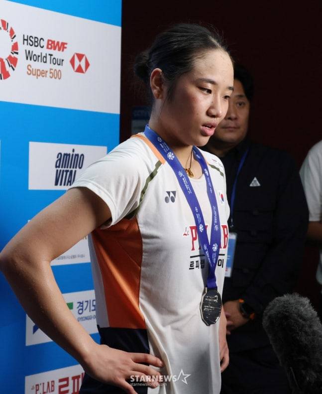 지난달 28일 코리아오픈 결승에서 야마구치에 패한 뒤 인터뷰를 하고 있는 안세영. /사진=김진경 대기자