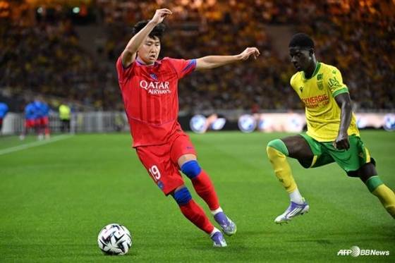 이강인(왼쪽)이 프랑스 낭트의 스타드 드 라 보주아르에서 열린 2025~2026시즌 프랑스 리그1 1라운드 FC낭트전에서 상대 수비를 피해 달리고 있다. /AFPBBNews=뉴스1