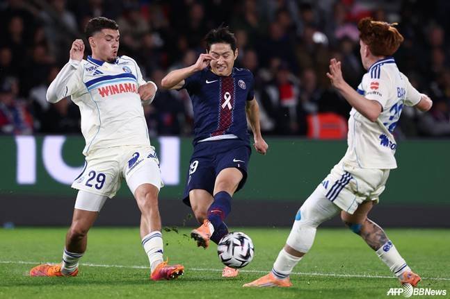 이강인(가운데)이 18일(한국시간) 프랑스 파리의 파르크 데 프린스에서 열린 2025~2026/신화=뉴시스시즌 프랑스 리그1 8라운드 스트라스부르 수비수들을 상대로 드리블 돌파를 시도하고 있다. /AFPBBNews=뉴스1