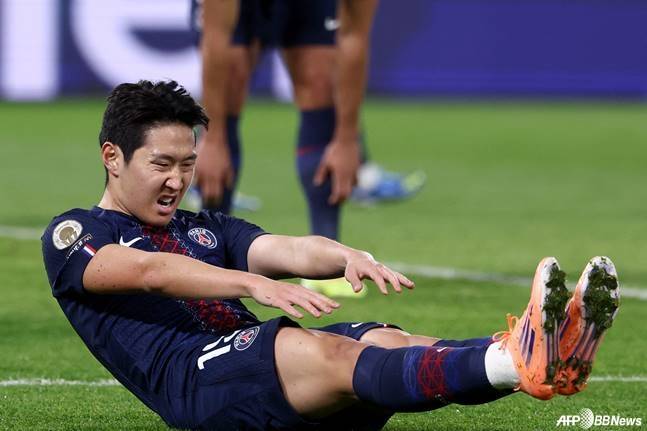 이강인이 18일(한국시간) 프랑스 파리의 파르크 데 프린스에서 열린 2025~2026시즌 프랑스 리그1 8라운드 스트라스부르와 경기 중 다리가 불편한 듯 얼굴을 찡그리고 있다. /AFPBBNews=뉴스1