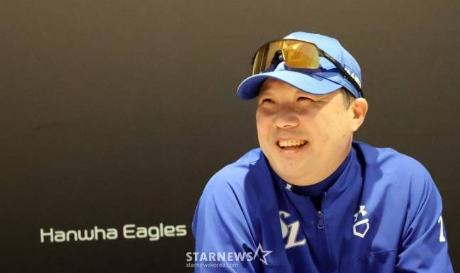 삼성 박진만 감독이 17일 대전한화생명볼파크에서 열리는 2025 KBO리그 플레이오프 1차전을 앞두고 공식기자회견에서 기자들의 질문에 답하고 있다. 2차전 선발투수는 최원태라고 밝혔다. /사진=강영조 선임기자