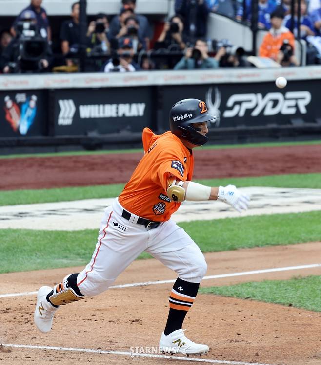 [카메라톡스]손아섭 투수앞 내야땅볼에 '제 허리 휜거 보셨죠? 내손이 빨랐지요' 김태연