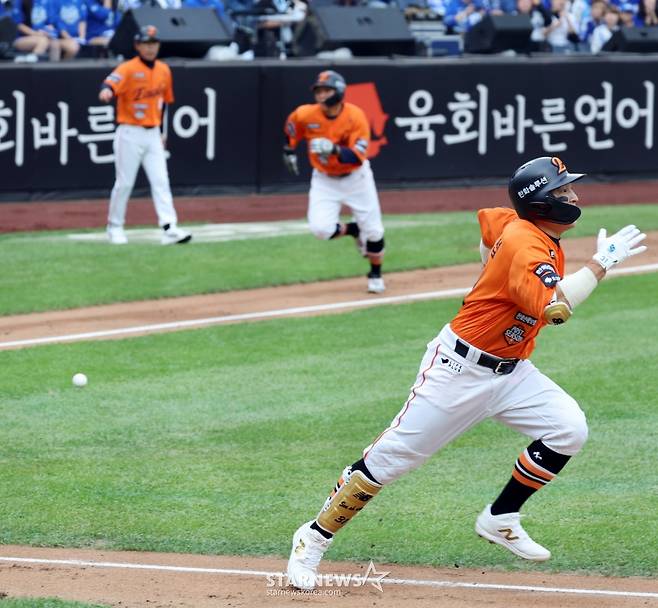 [카메라톡스]손아섭 투수앞 내야땅볼에 '제 허리 휜거 보셨죠? 내손이 빨랐지요' 김태연