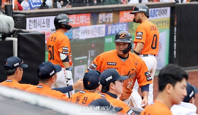 [카메라톡스]손아섭 투수앞 내야땅볼에 '제 허리 휜거 보셨죠? 내손이 빨랐지요' 김태연