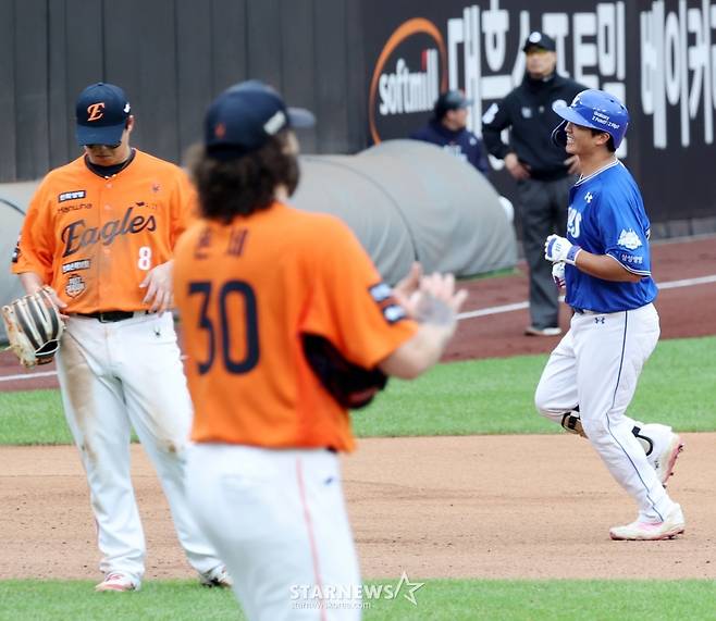 [한번에쓱]'5-5 균형깨는 솔로홈런' 폰세 상대로 삼성 김태훈