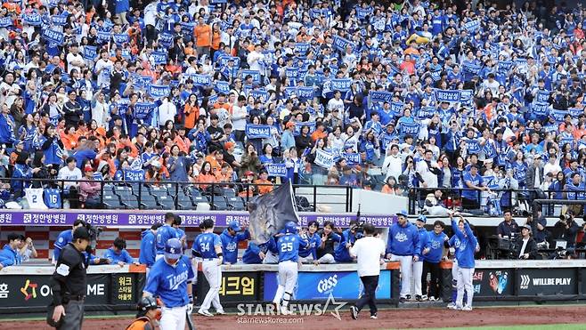 [한번에쓱]'5-5 균형깨는 솔로홈런' 폰세 상대로 삼성 김태훈