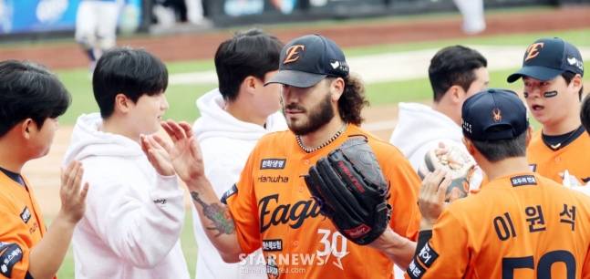 한화 외국인 투수 코디 폰세(가운데)가 18일 대전 한화생명 볼파크에서 열린 삼성과 2025 KBO 포스트시즌 플레이오프 1차전에서 마운드를 내려오고 있다. /사진=강영조 선임기자