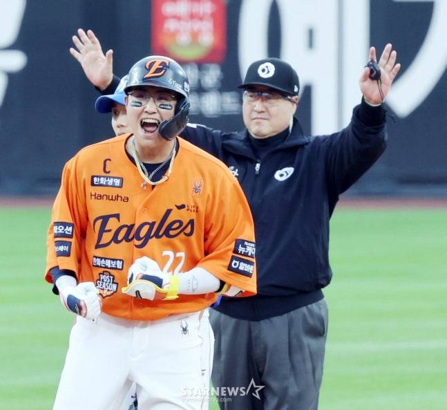 한화 채은성이 18일 대전한화생명볼파크에서 열린 2025 KBO 포스트시즌 플레이오프 1차전 6회말 2사 2, 3루에서 역전 2타점 2루타를 터트린 후 환호하고 있다. /사진=강영조 선임기자