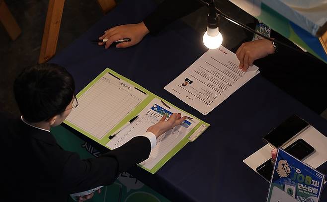 49.0%가 부모를 만나는 것도 일종의 능력이라고 생각하고 있었다.[사진 | 연합뉴스]