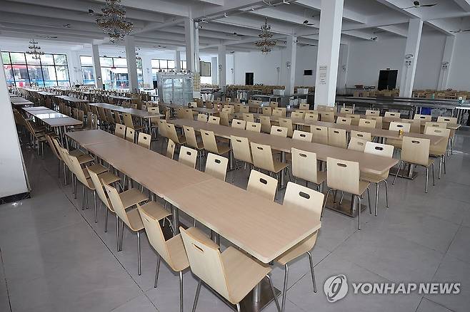 태자단지 내부 식당 (프놈펜=연합뉴스) 서대연 기자 = 16일(현지시간) 캄보디아 프놈펜 인근 범죄단지인 태자단지 내부에 식당이 마련돼있다. 2025.10.16 dwise@yna.co.kr
