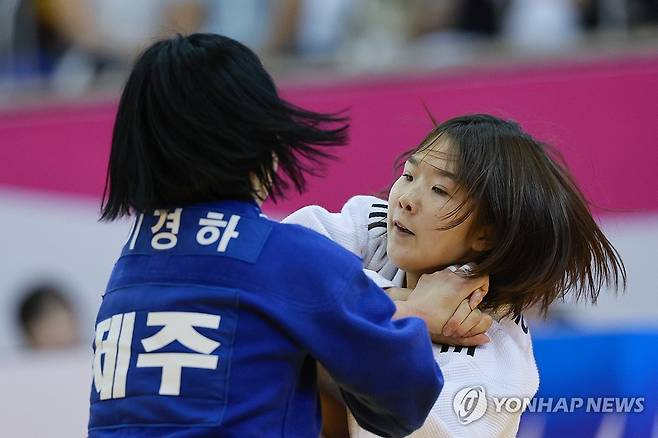 전국체전서 이경하와 상대하는 허미오 (부산=연합뉴스) 신현우 기자 = 18일 부산 부경대학교 대연캠퍼스체육관에서 열린 제106회 전국체육대회 유도 여자 일반부 48㎏급 1회전에서 허미오(경북체육회)가 이경하(제주도청)를 상대하고 있다. 2025.10.18 nowwego@yna.co.kr