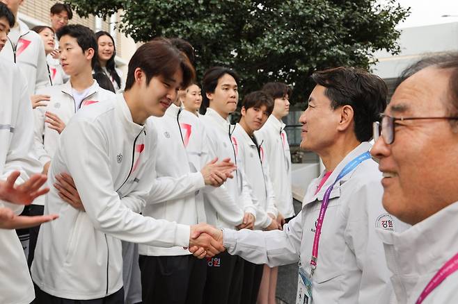 선수단 격려하는 김진태 지사 [강원도 제공.재판매 및 DB 금지]