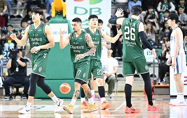 알바노(17번) 등 DB 선수들 [KBL 제공. 재판매 및 DB 금지]