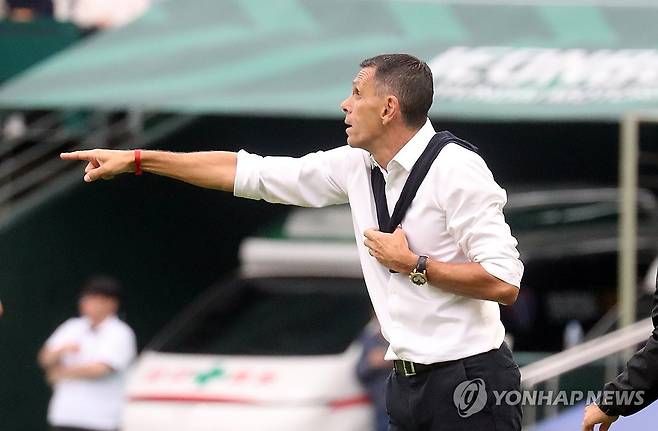 소리치는 거스 포옛 감독 (전주=연합뉴스) 나보배 기자 = 18일 전북 전주월드컵경기장에서 열린 2025 하나은행 K리그1 전북 현대와 수원 FC의 경기. 전북 현대 거스 포옛 감독이 선수들에게 작전 지시를 하고 있다. 2025.10.18 warm@yna.co.kr