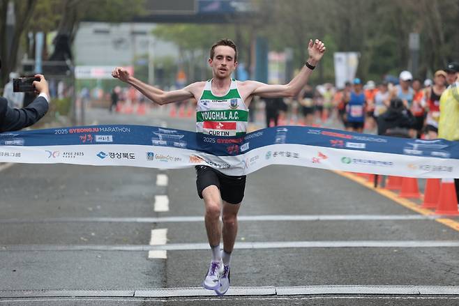 커틴, 2025 경주국제마라톤 우승 (서울=연합뉴스) 커틴이 18일 경주 일원에서 열린 2025 경주국제마라톤 남자부 경기에서 가장 먼저 결승선을 통과하고 있다. [대한육상연맹 제공. 재판매 및 DB금지]