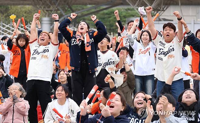 '다시 역전!' (대전=연합뉴스) 강수환 기자 = 18일 오후 대전 국립중앙과학관 꿈이광장에서 대전시민들이 2025 KBO 프로야구 포스트시즌 플레이오프 1차전 삼성 라이온즈와 한화 이글스의 경기를 관람하고 있다. 6회말 2사 2, 3루 때 한화 채은성이 역전포를 쏘아 올리자 팬들이 환호하고 있다. 2025.10.18 swan@yna.co.kr
