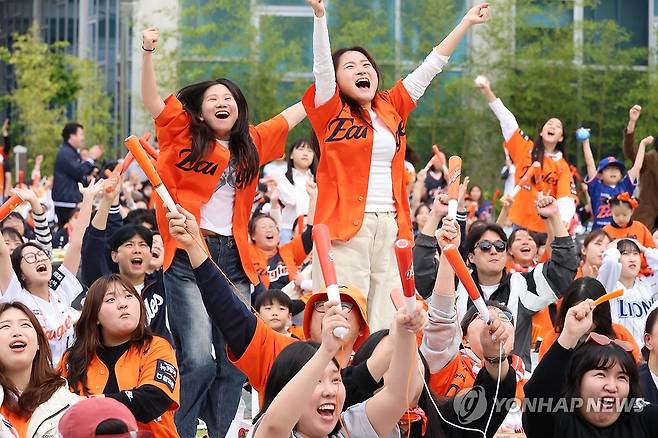 환호하는 한화 팬들 (대전=연합뉴스) 강수환 기자 = 18일 오후 대전 국립중앙과학관 꿈이광장에서 대전시민들이 2025 KBO 프로야구 포스트시즌 플레이오프 1차전 삼성 라이온즈와 한화 이글스의 경기를 관람하고 있다. 6회말 무사 2루때 한화 손아섭이 2루타를 치자 팬들이 환호하고 있다. 2025.10.18 swan@yna.co.kr