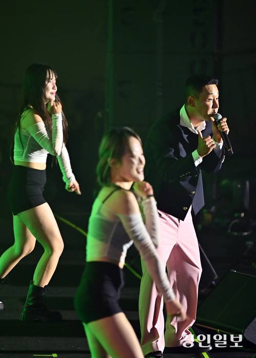 지난 18일 정서진 원 아일랜드(One Island) 뮤직 피크닉이 열린 인천시 서구 청라호수공원 플라워아일랜드 야외 공연장에서 범찬 가수가 열창을  하고  있다. 2025.10.18 /김용국기자 yong@kyeongin.com