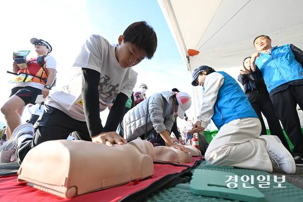 19일 오전  평택당진항자유무역지역 일원에서 ‘2025 평택항 마라톤대회’가 진행되고 있다. 2025.10.19 /최은성기자 ces7198@kyeongin.com