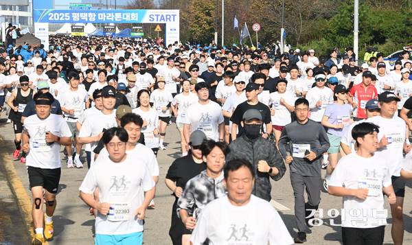 19일 오전  평택당진항자유무역지역 일원에서 ‘2025 평택항 마라톤대회’가 진행되고 있다. 2025.10.19 /최은성기자 ces7198@kyeongin.com