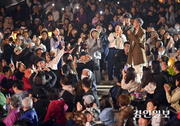 정서진 원 아일랜드(One Island) 뮤직 피크닉이 열린 지난 18일 인천시 서구 청라호수공원 플라워아일랜드 야외 공연장에서 가수 이은미가 관객들과 호흡하며 노래를 부르고 있다. 2025.10.18 /김용국기자 yong@kyeongin.com