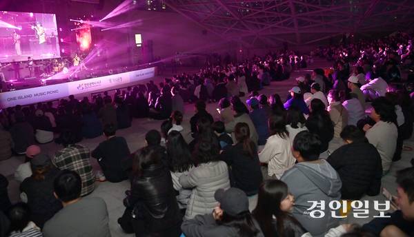 정서진 원 아일랜드(One Island) 뮤직 피크닉이 열린 지난 18일 인천시 서구 청라호수공원 플라워아일랜드 야외 공연장에서 서도밴드가 흥겨운 공연을 하고  있다. 2025.10.18 /김용국기자 yong@kyeongin.com